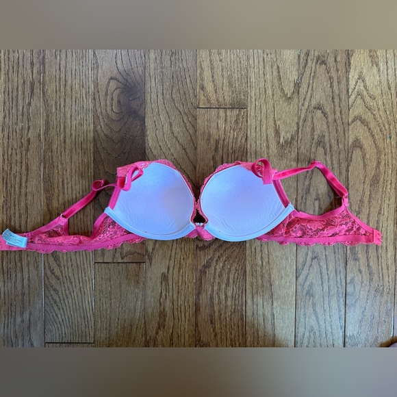 Victoria’s Secret Very Sexy Red Lace Push Up Bra - Picture 3 of 3